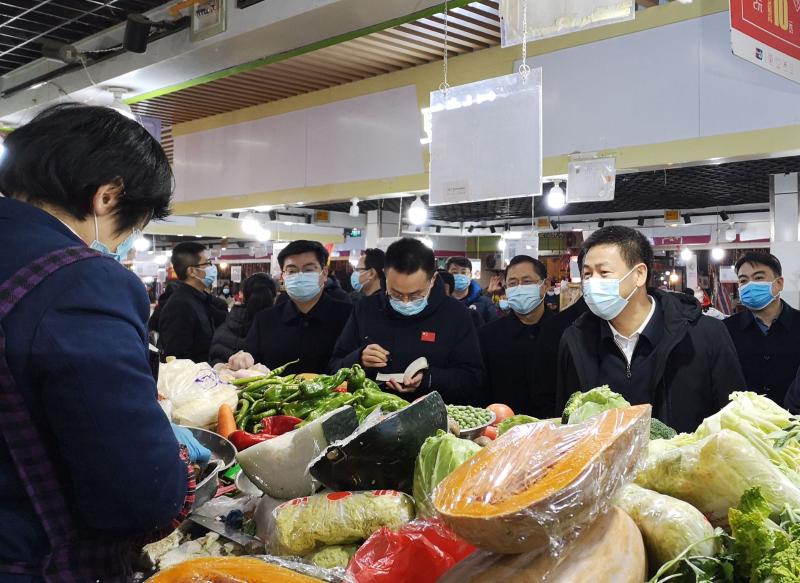 覃卫国一行先后到惠黎菜市场,南翔云集商业街,家家悦真棒超市帝景翰园